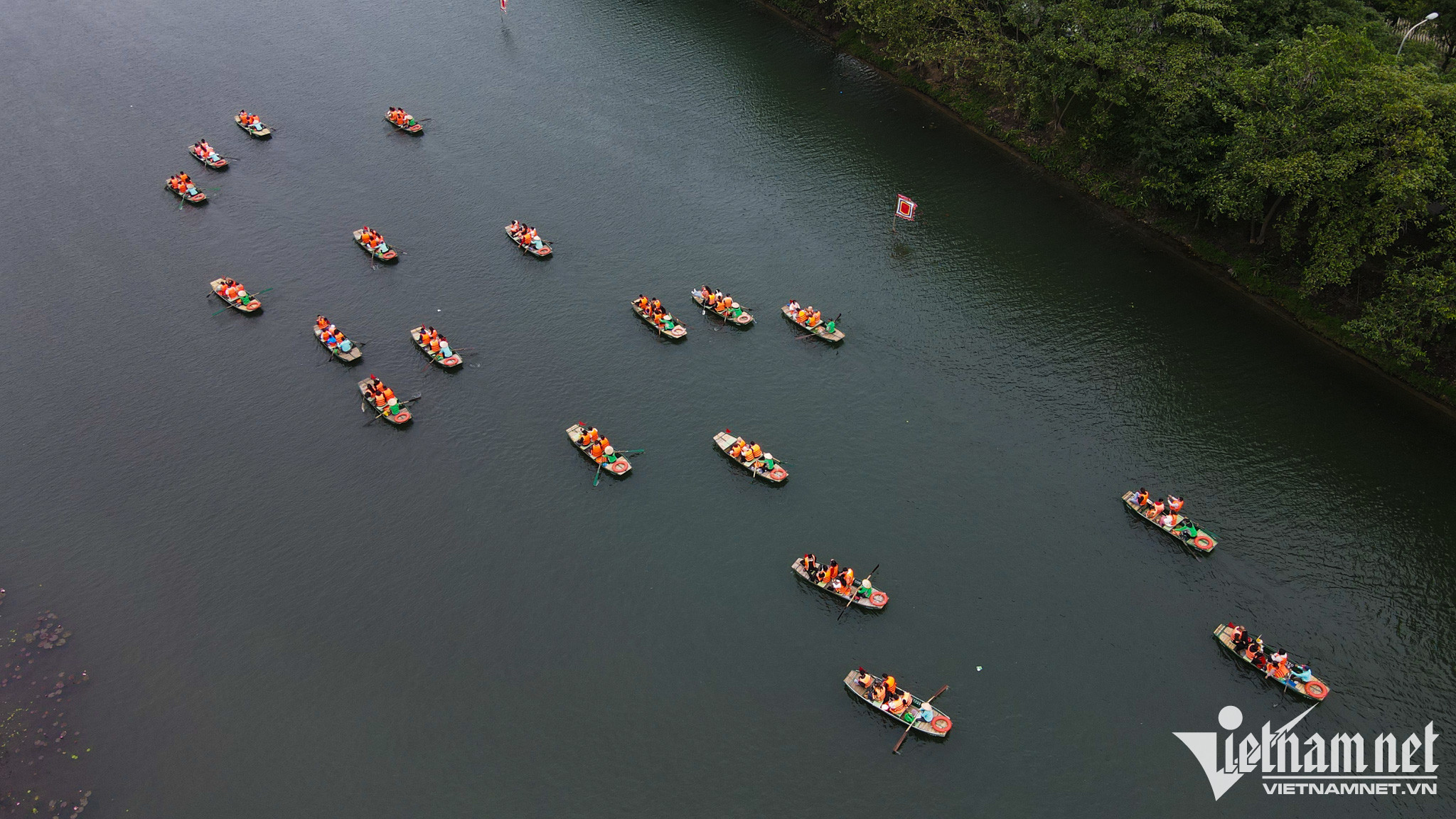 Ùn tắc thuyền bè khi hàng nghìn người đổ về Tràng An du xuân